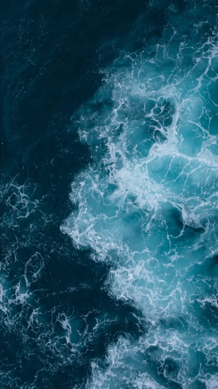 蓝调深海白色泡沫海浪俯视实拍