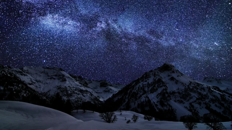 深蓝色银河笼罩白雪山脉夜景壁纸