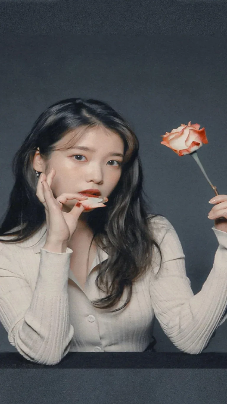 IU 李知恩浅米针织玫瑰写真竖版 4K 手机壁纸