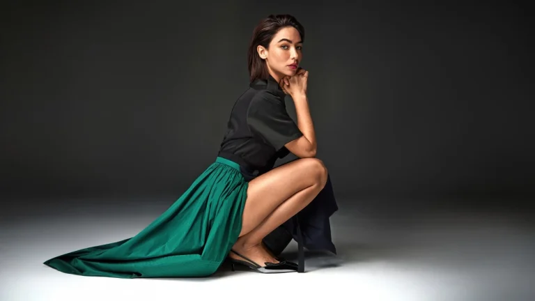 极简纯色渐变背景质感垂坠长裙干练气质女性棚拍电脑 4K 电脑壁纸