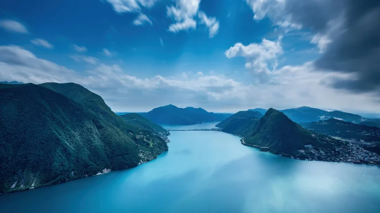 蓝绿色湖泊群山峡谷高空航拍自然风光