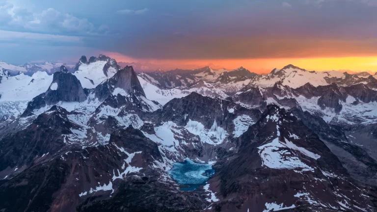 黄昏橙霞雪山冰湖层叠奇峰航拍横版 4K 风景壁纸
