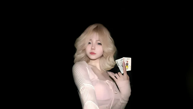 黑背景光影浅金卷发少女扑克牌创意人像