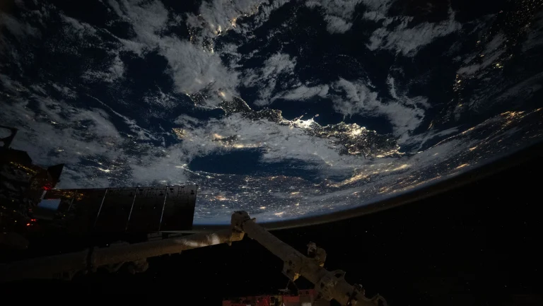 空间站视角地球夜间城市灯火实拍 4K 电脑壁纸