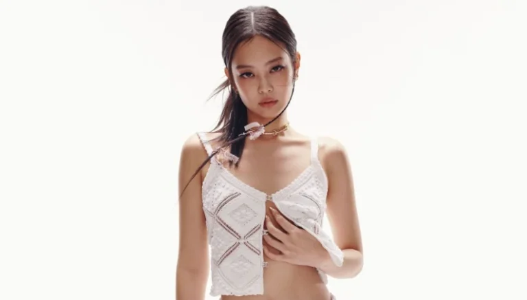 纯白极简棚拍白针织吊带黑发女爱豆 4K 写真壁纸