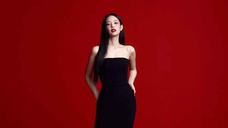 纯红背景黑抹胸长发女星棚拍 4K 壁纸