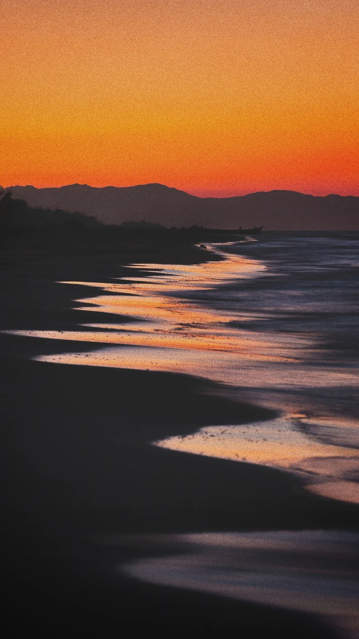 暖橙落日海岸线沙滩海浪远山胶片质感海边风景