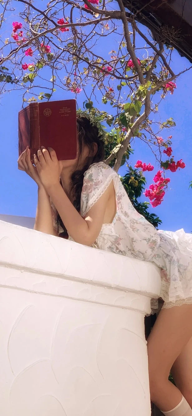 蓝空三角梅红旧书遮脸碎花裙少女清新夏日竖版人像壁纸