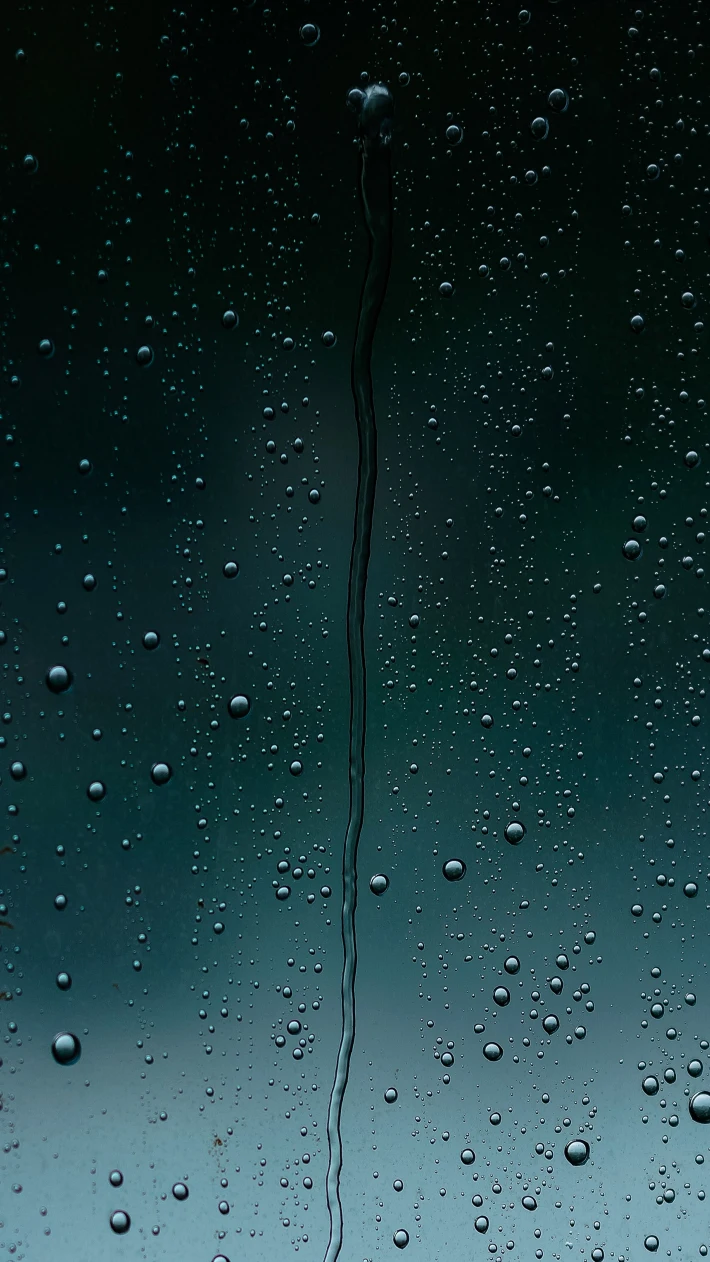墨绿渐变玻璃雨珠水流轨迹冷调雨天质感摄影