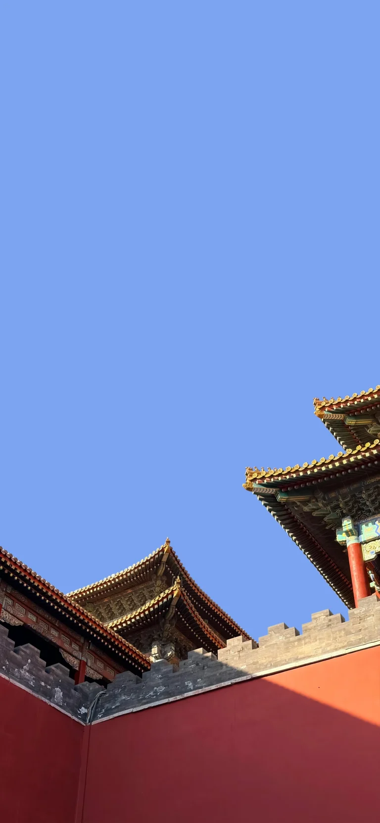 故宫红墙琉璃瓦澄澈蓝天国风极简竖版古建筑壁纸
