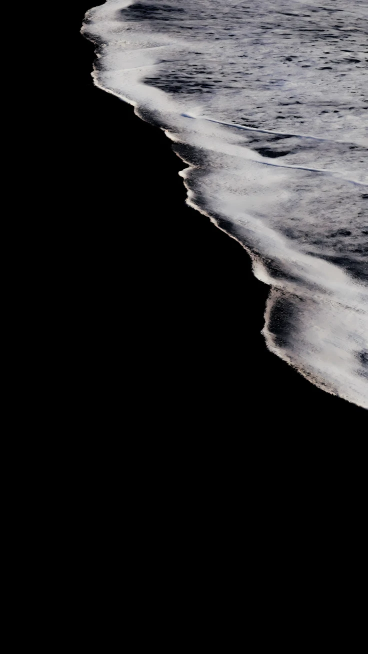 黑白极简黑沙滩海浪白浪冲刷海岸留白高级海景