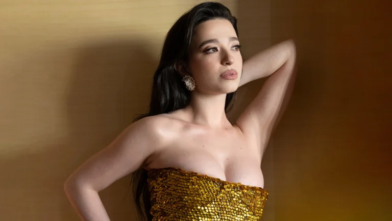 金色亮片抹胸长裙暖棕墙面女星 4K 壁纸