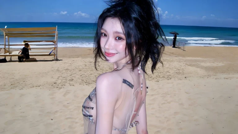 高马尾少女海边沙滩回眸清新夏日人像写真