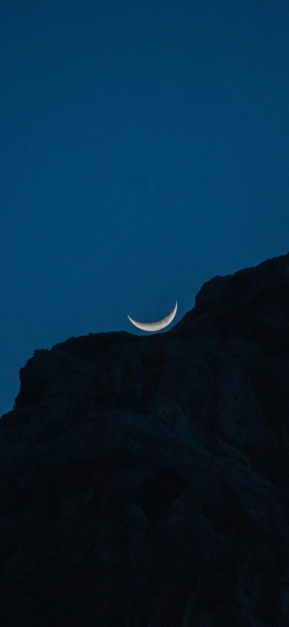 深蓝夜空山崖弯月暗调极简静谧竖版山野夜景壁纸