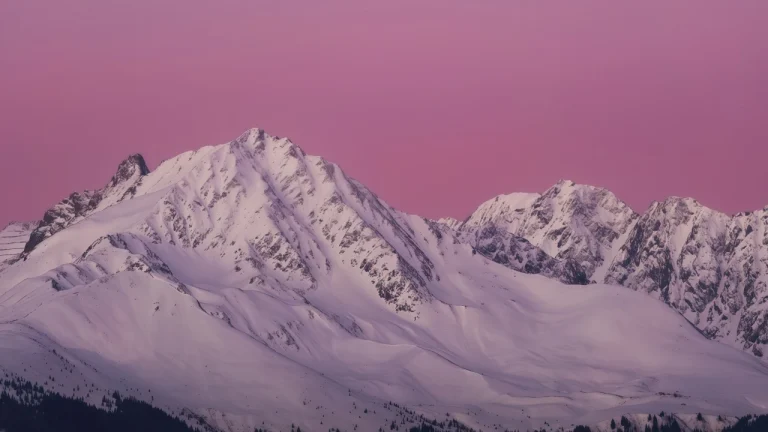粉紫色黄昏雪山群峰静谧治愈自然风光摄影