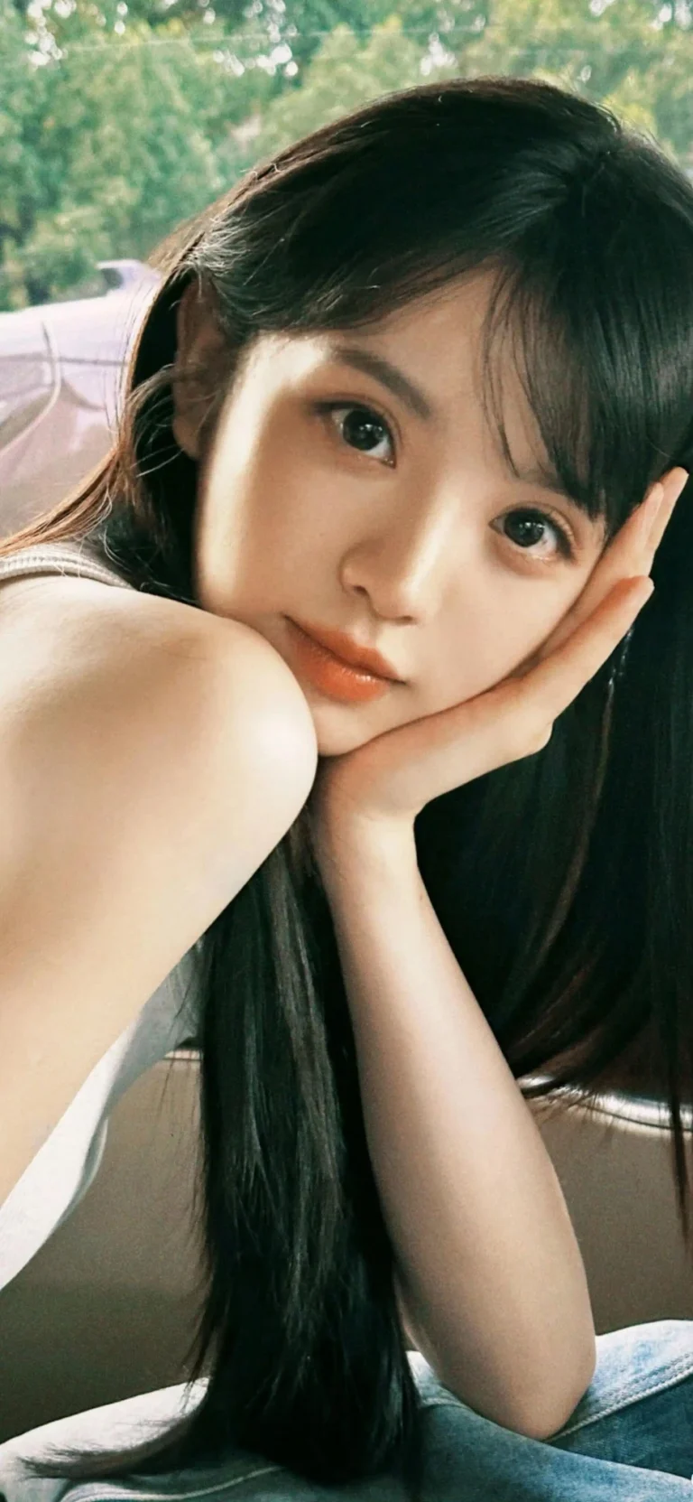 黑长直齐刘海托脸清新少女外景写真手机壁纸