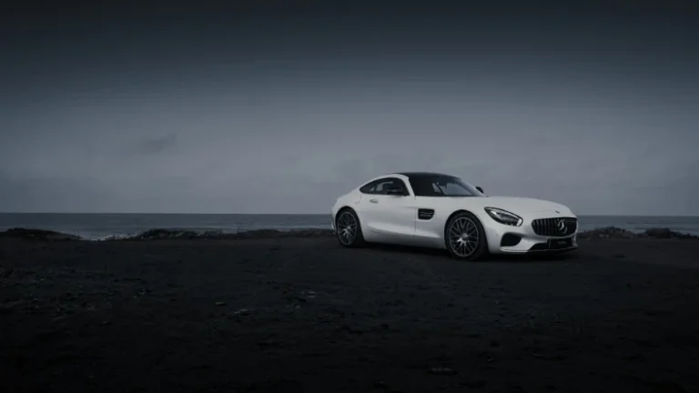 暗调黑沙滩海边白色奔驰 AMG GT 轿跑横版 4K 汽车壁纸