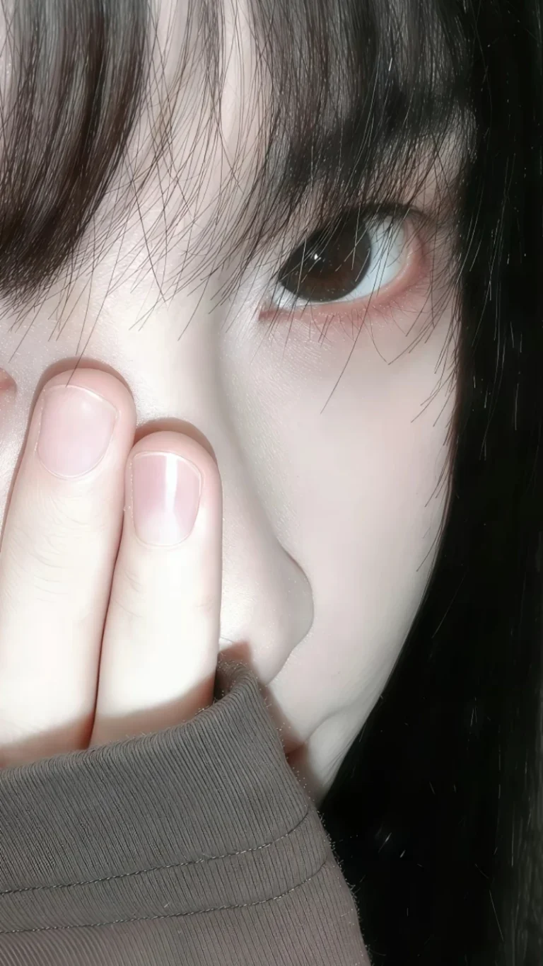 清冷女生半遮脸氛围感真人特写