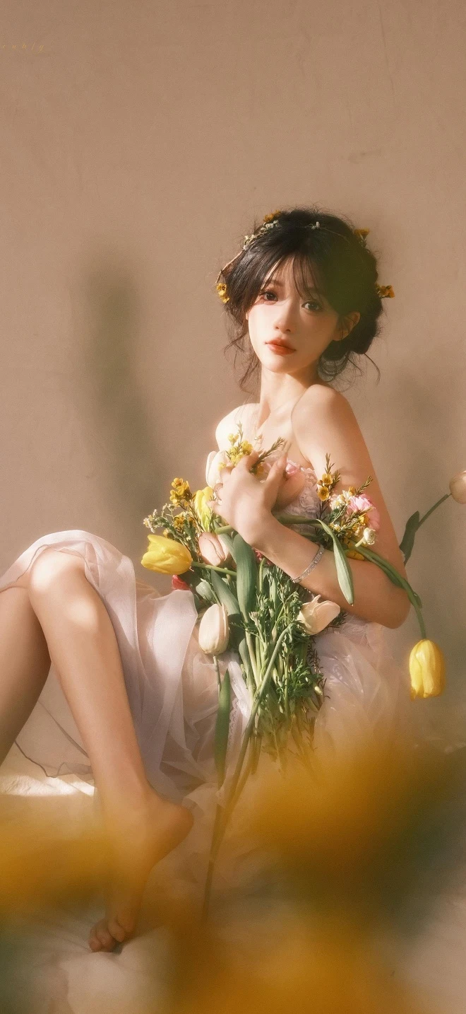 白纱裙少女怀抱郁金香温柔光影写真手机壁纸