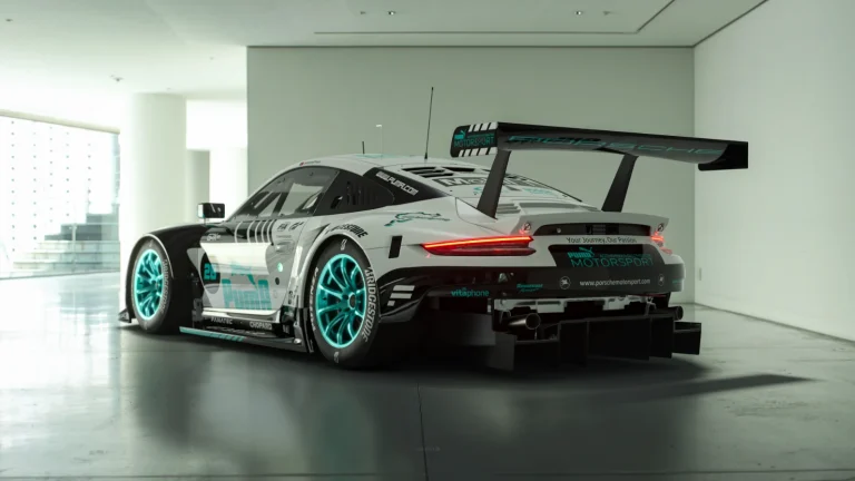 白青配色保时捷911GT3赛车展厅车尾写真