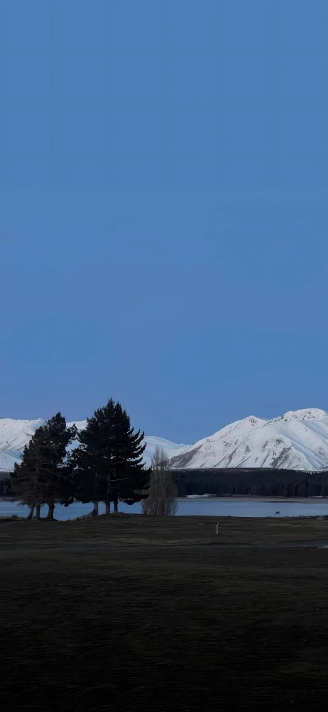 淡蓝暮色湖泊雪山冷调自然风光手机壁纸