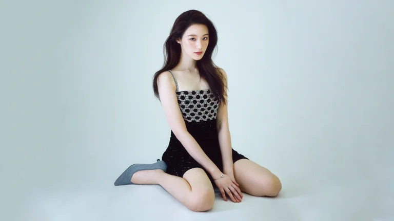 纯白极简影棚黑钻吊带女星跪姿 4K 壁纸