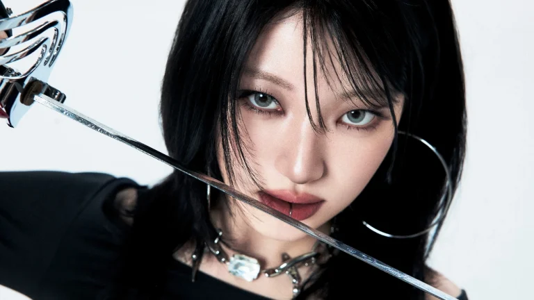 纯白背景黑系少女武士横刀特写 4K 壁纸
