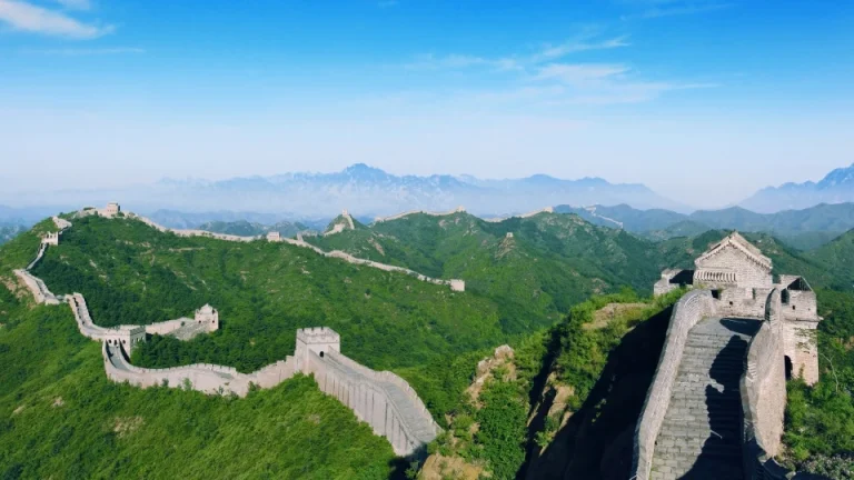 晴空翠绿群山绵延万里长城国风自然风光全屏高清 4K 电脑壁纸