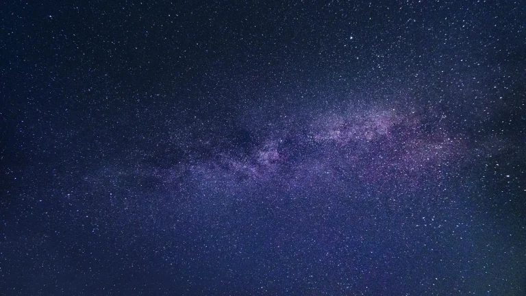 深邃暗夜紫色银河漫天繁星星空摄影