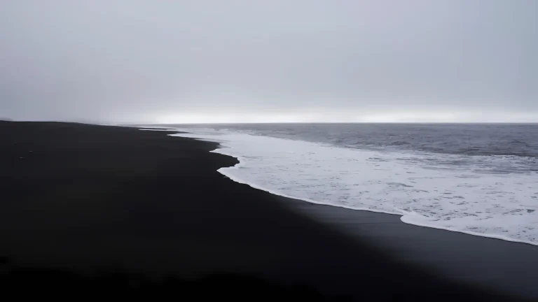 雾境黑沙滩白浪海岸线冷灰极简横版 4K 海景壁纸