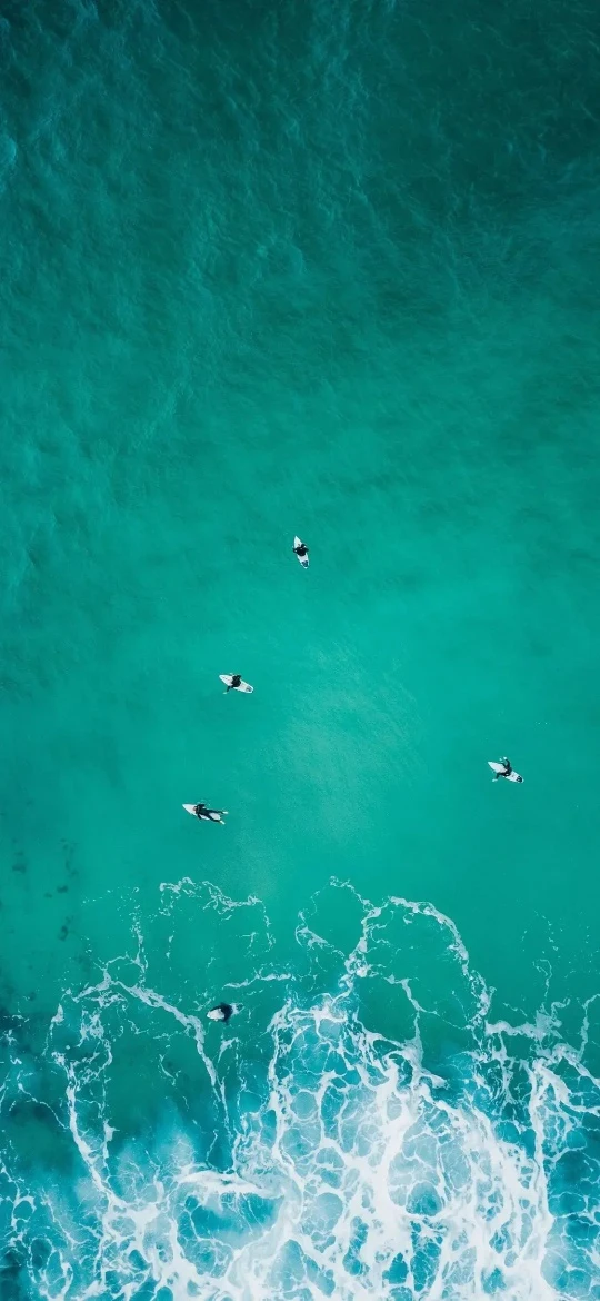航拍绿松石海浪冲浪者白泡沫深海竖版治愈4K海景壁纸