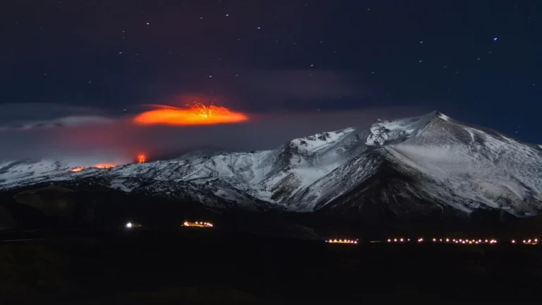 雪山火山喷发星空夜景震撼自然风景 4K 电脑壁纸