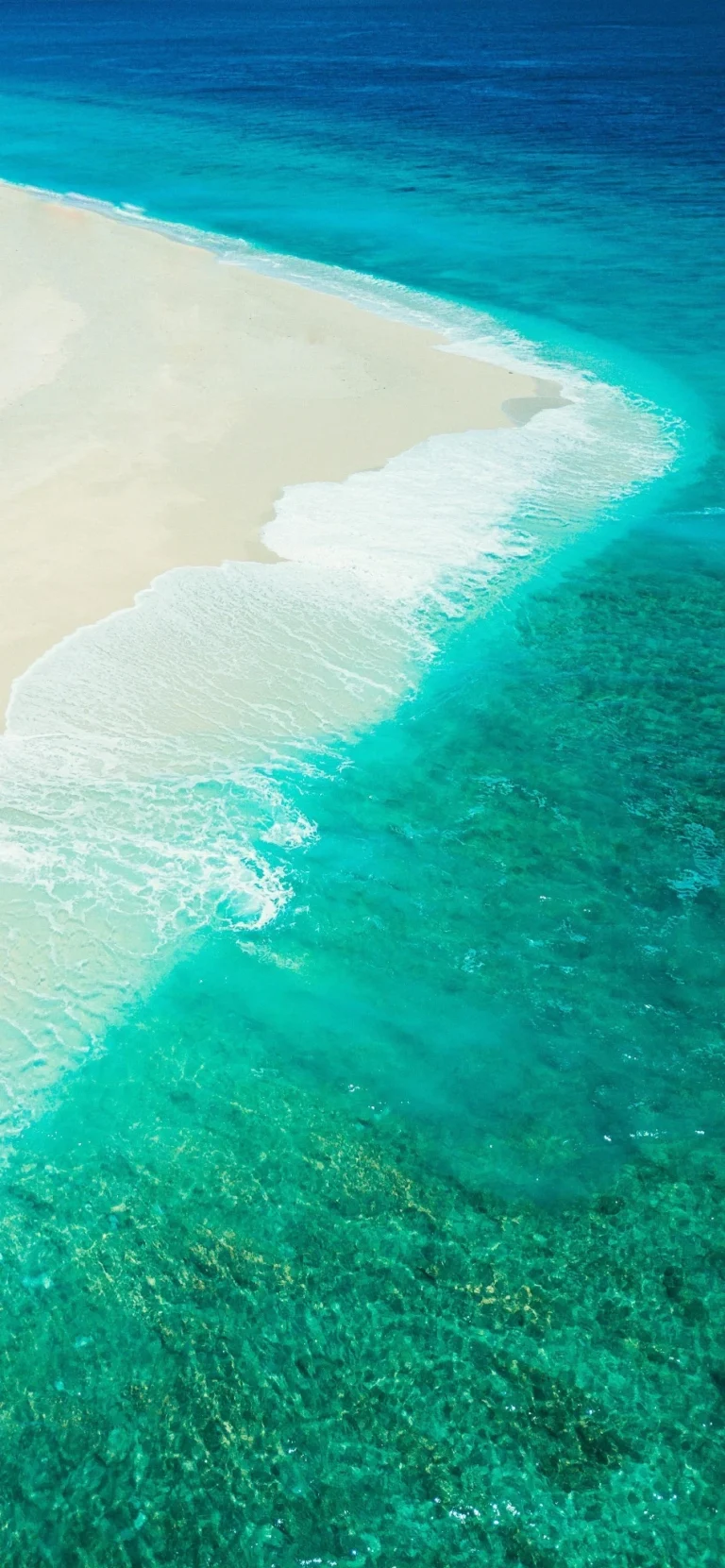 航拍渐变绿松石浅滩白沙滩 4K 手机壁纸治愈海岛海景