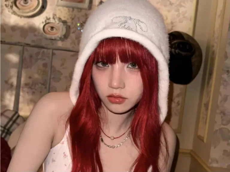红发甜辣女生白色毛绒帽氛围感写真