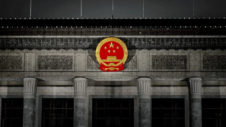 人民大会堂正门金色国徽夜景石质立柱浮雕庄重实拍 4K 电脑壁纸