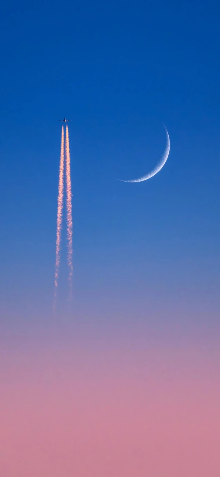 蓝粉渐变天空飞机尾迹弯月治愈 4K 手机竖版风景壁纸