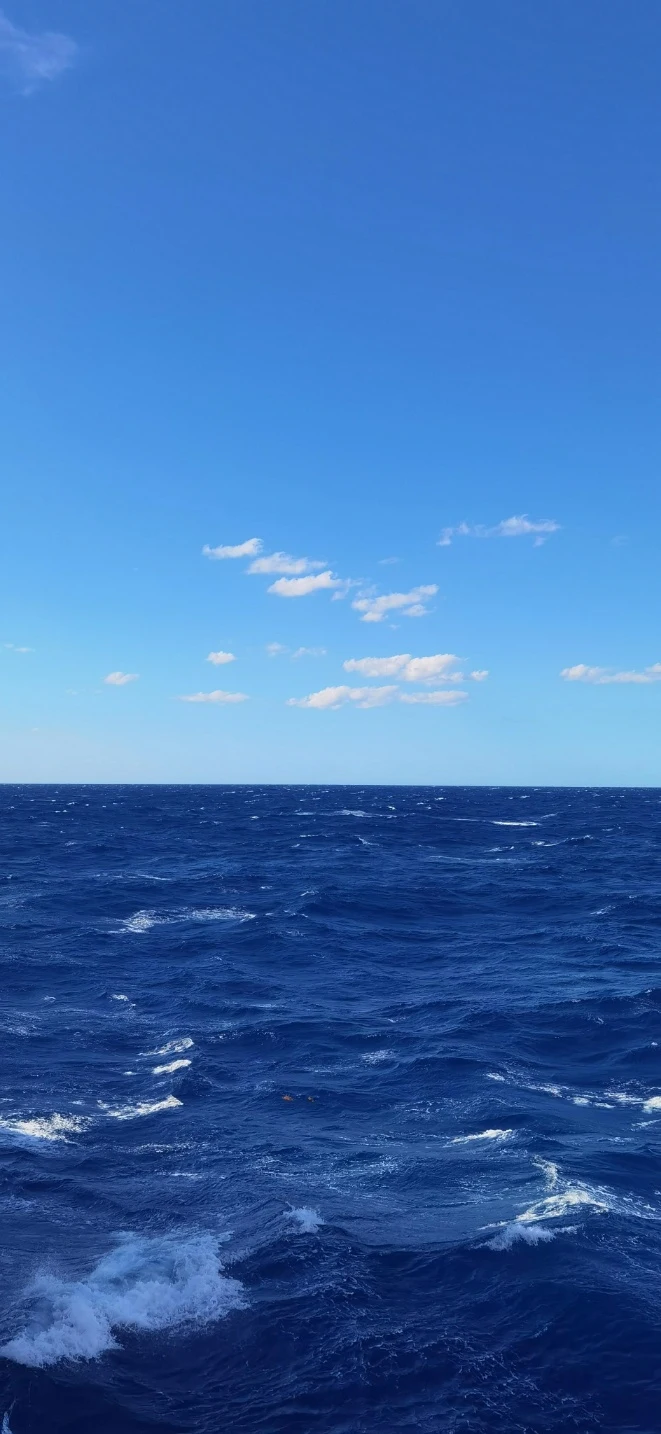 辽阔深海碎浪澄澈蓝天风景手机壁纸