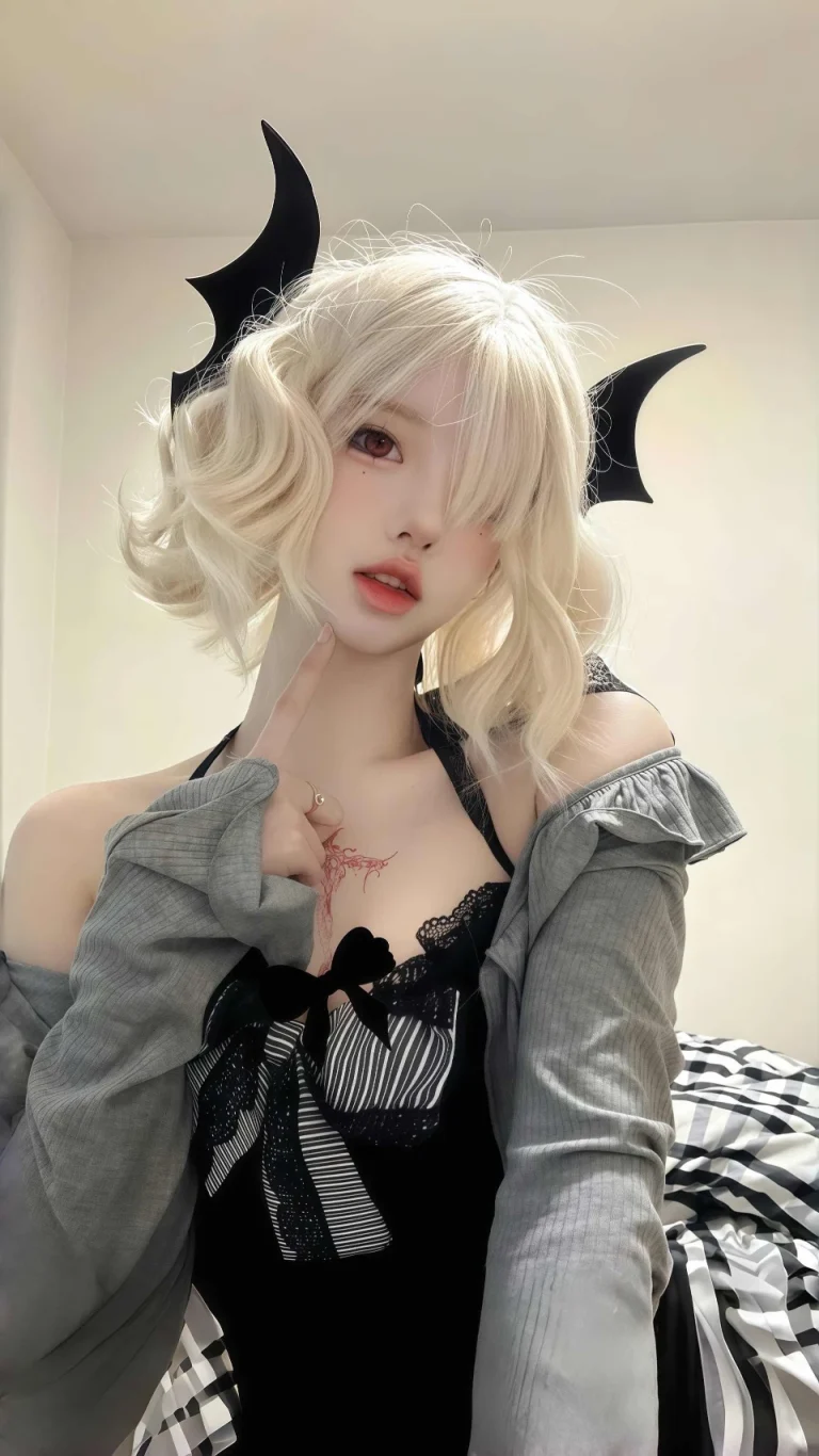 金发小恶魔蝙蝠发饰少女高清手机壁纸
