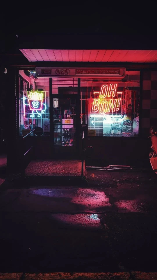 雨夜便利店霓虹薯条赛博暗调 4K 手机竖版街景壁纸