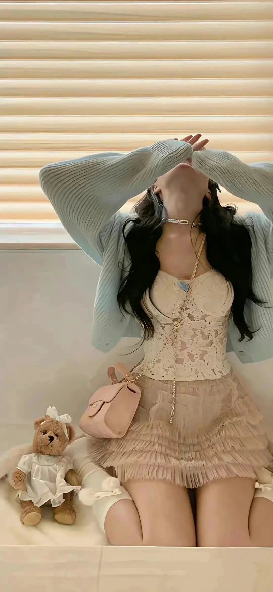 浅蓝开衫蕾丝蛋糕裙甜妹玩偶温柔 4K 手机居家人像壁纸