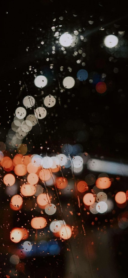 雨夜车窗城市光斑氛围感手机壁纸
