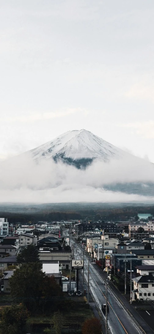 薄雾雪峰富士山下街巷实拍手机壁纸