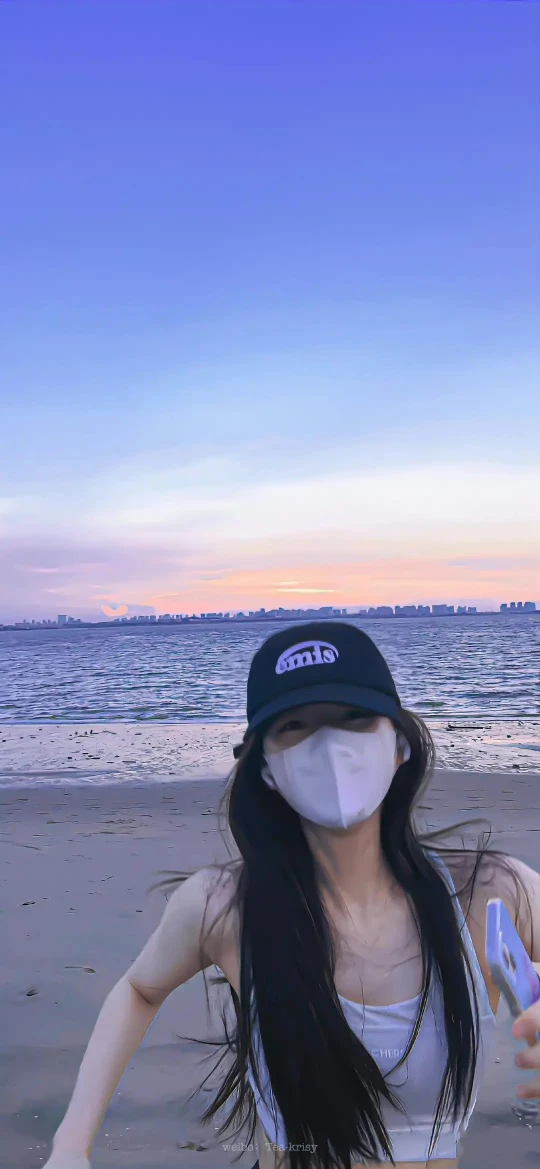 蓝紫渐变黄昏海边棒球帽少女清爽 4K 手机人像壁纸