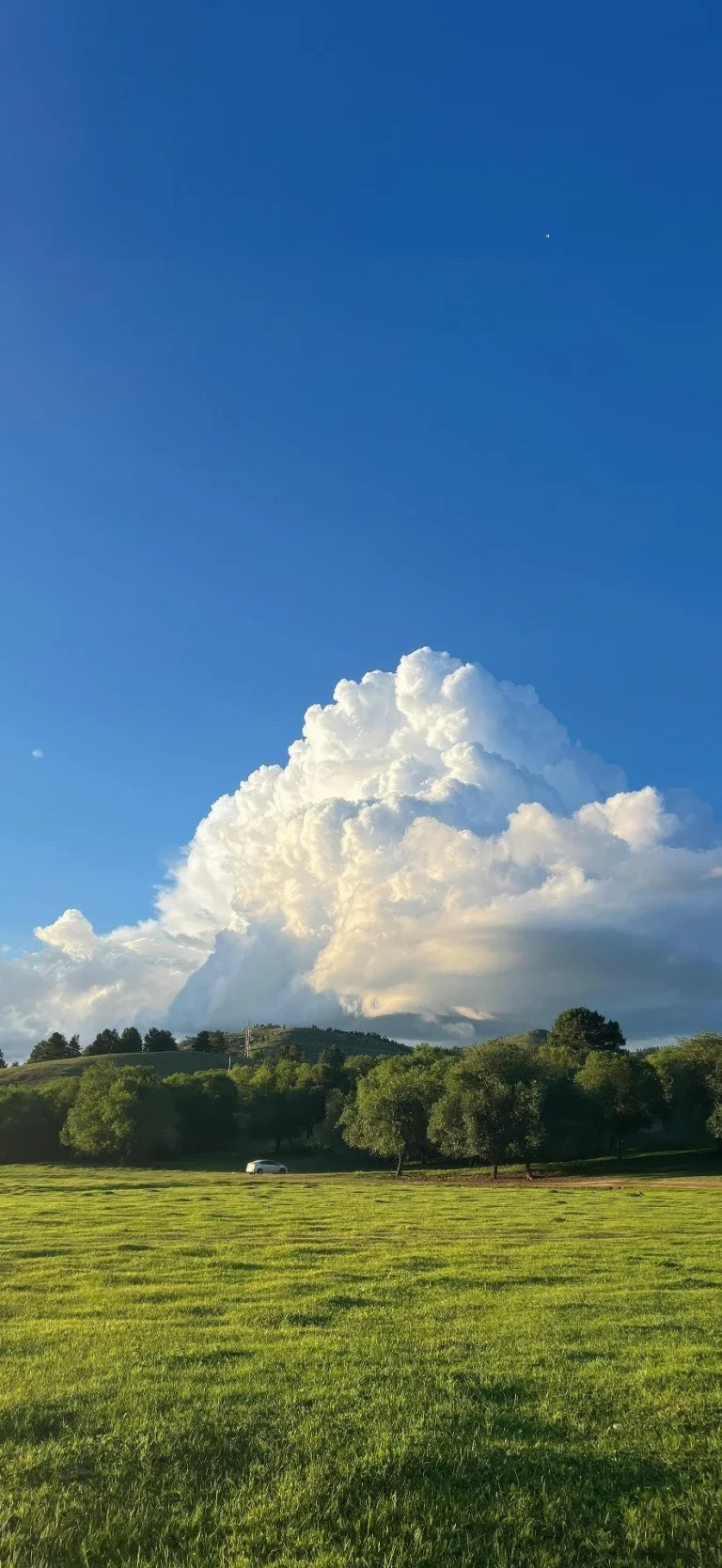 澄澈蓝天巨型积云青绿草原远山治愈 4K 手机风景壁纸