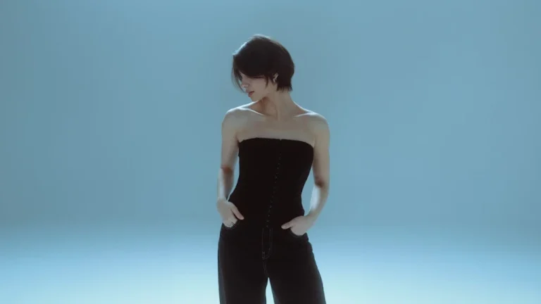 浅蓝纯色背景黑色抹胸短发女生写真 4K 电脑壁纸