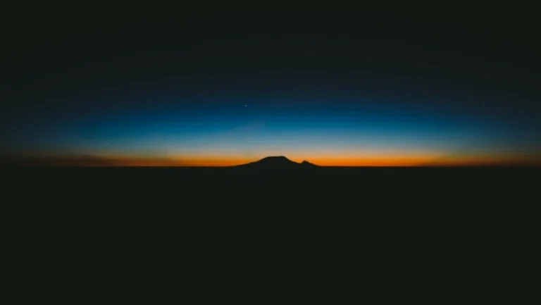 双层纯黑大地孤火山蓝橙渐变黄昏极简航拍风景4K电脑壁纸