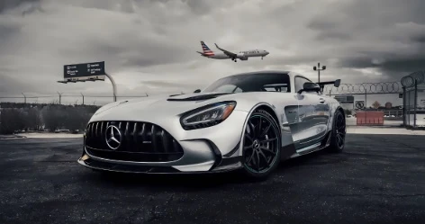 奔驰 AMG GT 高性能跑车机场氛围感 4K 电脑壁纸