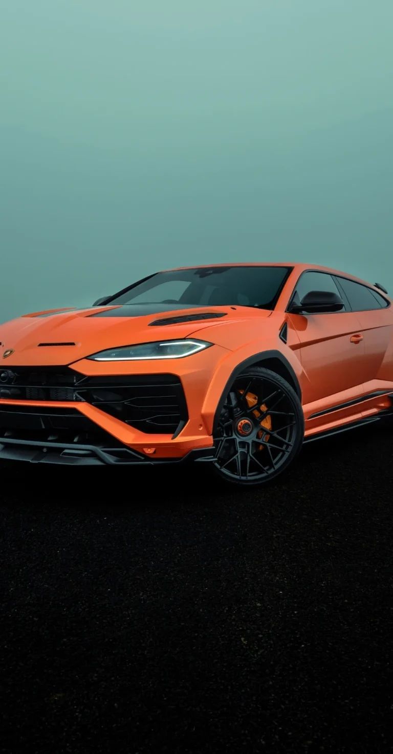 亮橙兰博基尼 SUV 冷雾背景竖版 4K 汽车壁纸