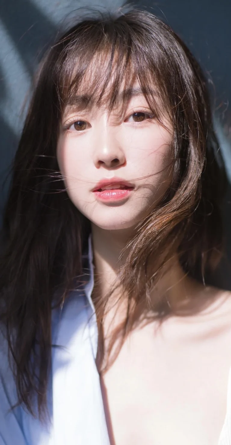 窗边光影棕碎刘海白衬衫温柔女生竖版 4K 写真壁纸