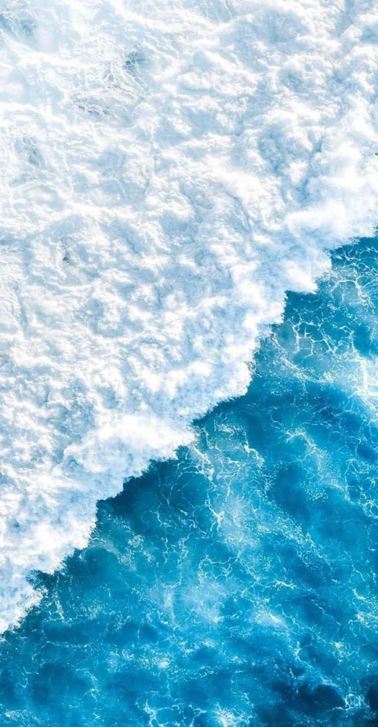 深蓝大海白色浪花海浪分层治愈竖版海景壁纸